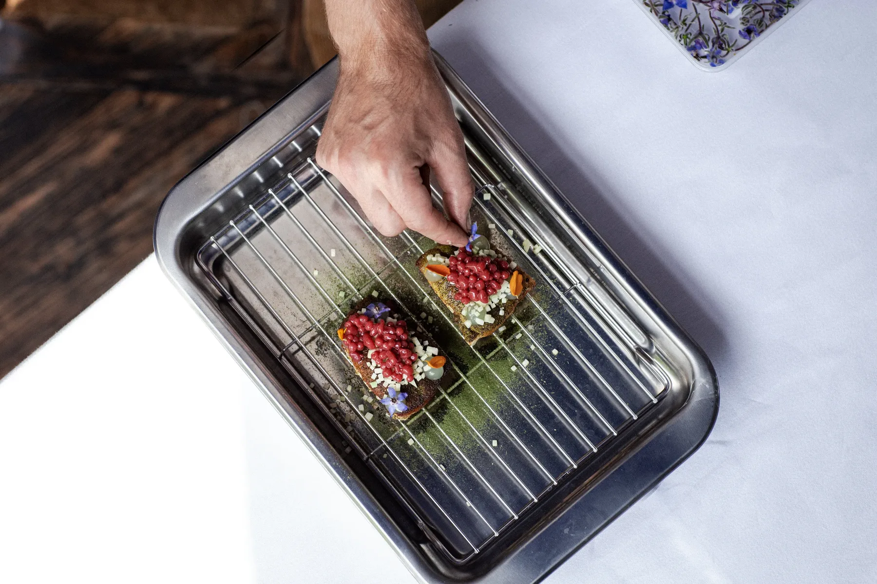 Plateren in de keuken van De Matroos en het Meisje in Katendrecht